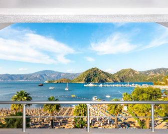 Faros Premium Beach - 馬爾馬里斯 - 陽台