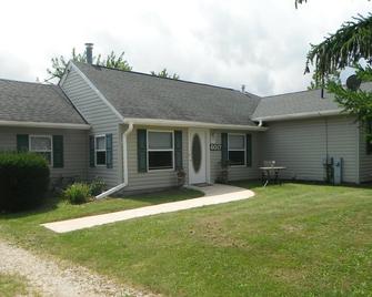 Quiet Private 1 Bedroom Town Home Kenosha Hideaway Traveling Nurses Welcome - Kenosha - Building