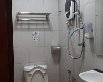 Golden Gate Hotel Chukai Kemaman - Chukai - Bathroom