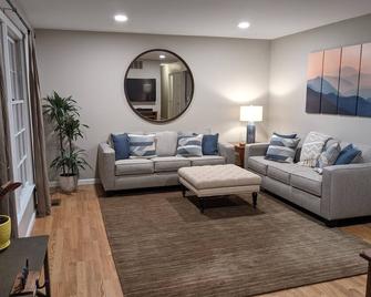 Clean 3 Br Asheville Home - Mountain Bike And Hike With Trail Access! - Bent Creek - Living room