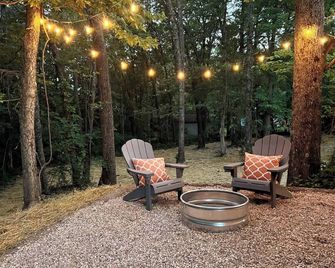 Table Rock Lake Tiny House Container Home Get Away - Shell Knob - Patio