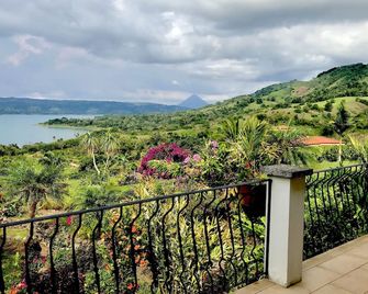 Stunning views of Lake Arenal & Volcano in Secure Safe Gated Vacation Community - Tronadora - Balcon
