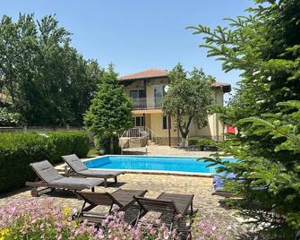 3 bed villa (sleeps 6-8), heated pool, a/c, garden, village location, by sea - Добрич - Басейн