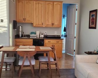 Desert Comfort in Wittmann - Casita sleep 3! - Wittmann - Kitchen