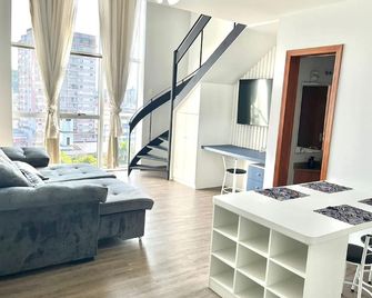 Saint Sebastian Flat 506 - Com Hidro! até 4 pessoas, Duplex, no centro - Jaraguá do Sul - Sala de estar