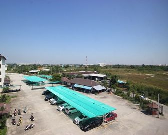 มาที่นี่ อมตะ - พานทอง - สระว่ายน้ำ