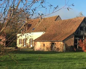 Old Farmhouse Renovated With Comfort In Preserved Natural Environment - Jars - Edificio