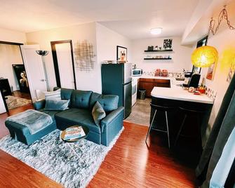 Stunning Views~brbeulaire, A MCM Hillside Retreat Suite. Brbeautiful Views~ - Roseburg - Living room