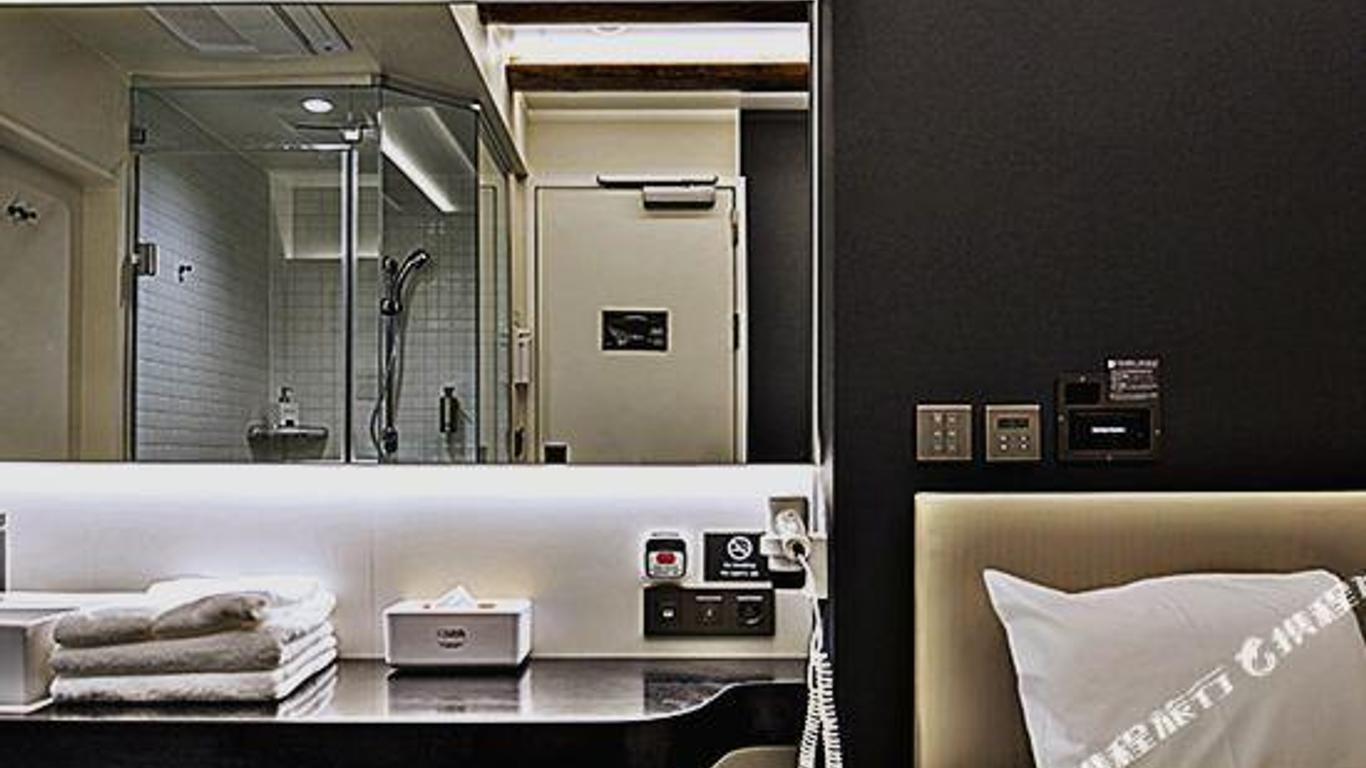 Darakhyu Incheon Airport Terminal 1 Capsule Hotel by Walkerhill