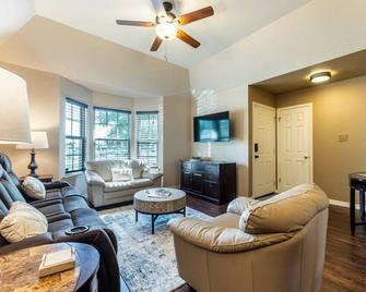 Charming 2 Bedroom Townhome in Historic town of Salado! Walking distance to Local Stores - Salado - Living room