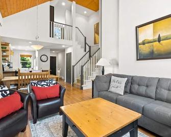 Fairwinds Cottage - Vancouver Island Getaway - Parksville - Living room