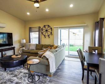 Modern 2 Bedroom Home Outdoor Patio & Fenced Yard - Centralia - Huiskamer