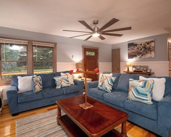 The Reel Tuck - Smoky Mountain River House - Dillsboro - Вітальня