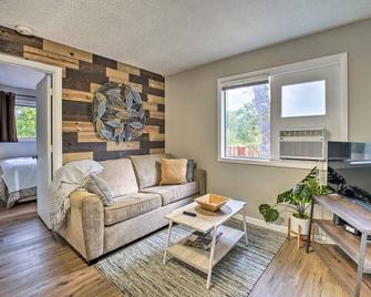 Cozy Roseburg Home with Fire Pit and Gas Grill! - Roseburg - Living room