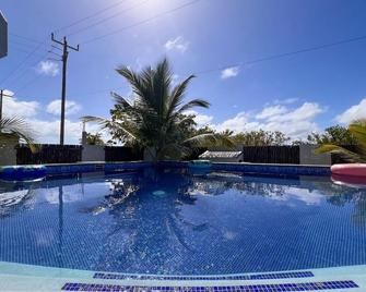 Royal Rat Hostel - Placencia - Piscina