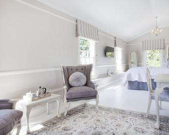 Exclusive cape winelands manor house on a boutique wine estate, sundrenched pool - Wellington - Living room