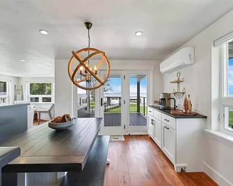 Van Laanen Lake House - Luxury Bayfront Home with Canoe & Lambeau Views - Green Bay - Dining room