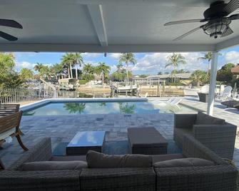 Cozy waterfront property minutes from the beach! - Available post Ian! - Iona - Piscina