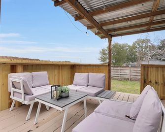 Boardwalk Bungalow Combo Stay for 9 - League City - Balkón