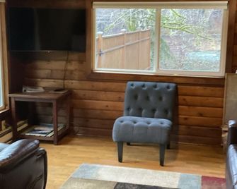 Cozy Cabin On The Sol Duc River Sleeps Four. Fully Supplied Kitchen And Linen's. - Forks - Living room
