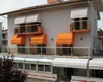 Hotel Lisa - Pineto - Gebäude