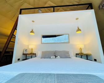 Escápate al paraíso Domos con jacuzzi y terraza privada dentro de la naturaleza - Cobano - Schlafzimmer