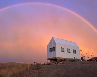 Hidden Haven Tiny House 2.0. Wide open spaces for humans and dogs! - Swift Current - Bâtiment