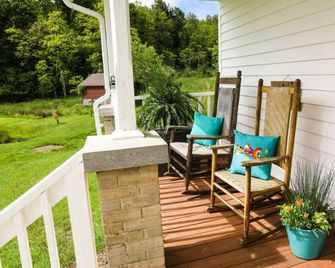 Heritage Farmhouse by Buffalo Mountain Getaway - Floyd - Balcony