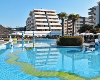 Aparthotel Holiday - Bibione - Zwembad