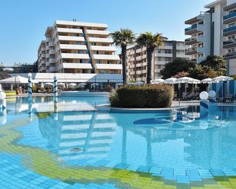 Aparthotel Holiday - Bibione - Pool