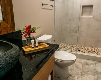 Oceanfront Orchid Room - Hilo Beach House Inn - Hilo - Bathroom
