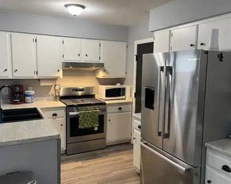 Well-equipped, renovated 3 Bedroom with Game Room - Farmington - Kitchen