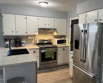 Well-equipped, renovated 3 Bedroom with Game Room - Farmington - Keuken