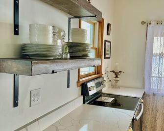 Charming Waterfront House with Detached Cabin - Clayton - Cocina