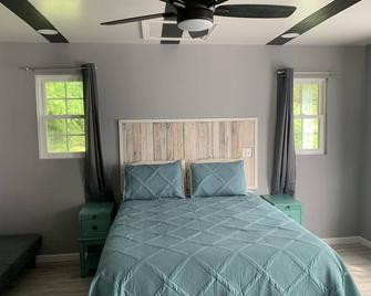 Mountain Momma's Homestead Cottage - Hurricane - Bedroom
