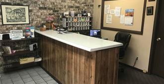 Budget Host Village Inn - Kirksville - Front desk