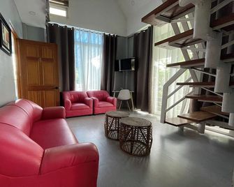 Villa Teresa Esperanza Tourist Inn - San Juan - Sala de estar