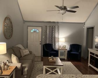 Charming 3 bedroom Memphis Suburbs - Lakeland - Вітальня