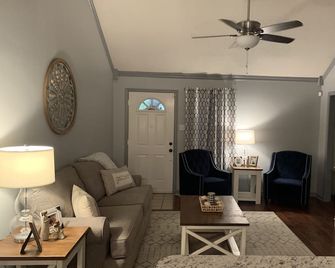 Charming 3 bedroom Memphis Suburbs - Lakeland - Living room