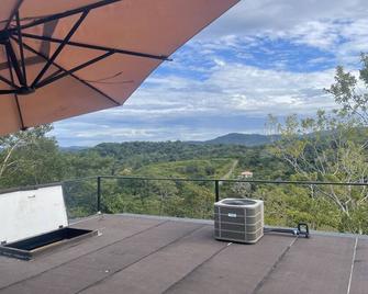 Stone castle and mini condo guesthouse - Marbella - Balcón
