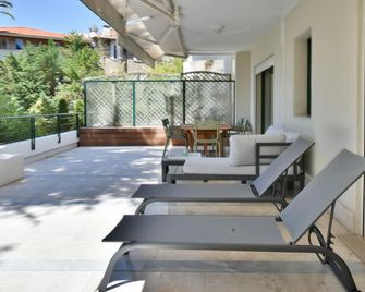 Stunning 3-Br Apartment with Large Terrace and Pool - Cannes - Balcón