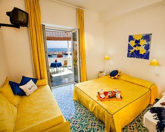 Hotel La Sirenella - Lacco Ameno - Schlafzimmer