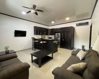 Beautiful New 1 Bedroom 1 Bath Condo with Attached Garage - La Fortuna - Wohnzimmer