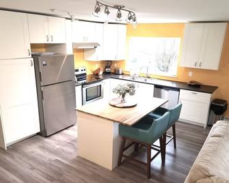 Bright, Beautiful Guesthouse in Sunny Brackendale - Squamish