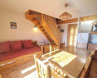 Votre Havre de Paix en Montagne - chalet 6 personnes avec piscine et sauna - Les Déserts - Salle à manger