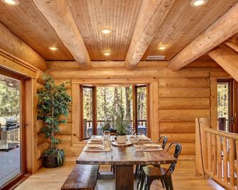 Luxury Log Cabin with Mountain Views on 2.5 Acres - Flagstaff - Dining room