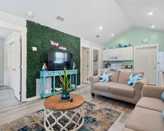 Family Friendly Beach Haus Community Pool. - Rockport - Living room
