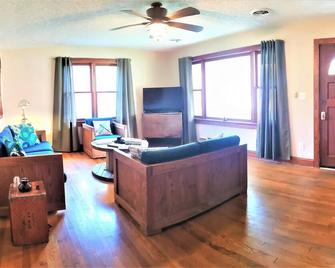 The perfect place to enjoy all that Damascus, Trail Town USA, offers!! - Damascus - Living room