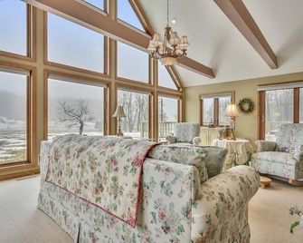 There is Peace In the Valley and spectacular views too! - Davis - Вітальня