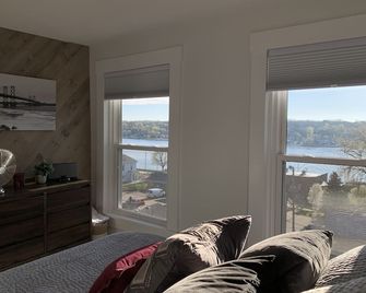 Mississippi River Views and Downtown Leclaire all in One! - Le Claire - Ložnice